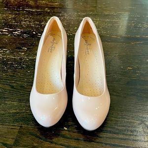 Clarks Ariel Viola Dress Pumps Patent Leather Cream Size 7 1/2